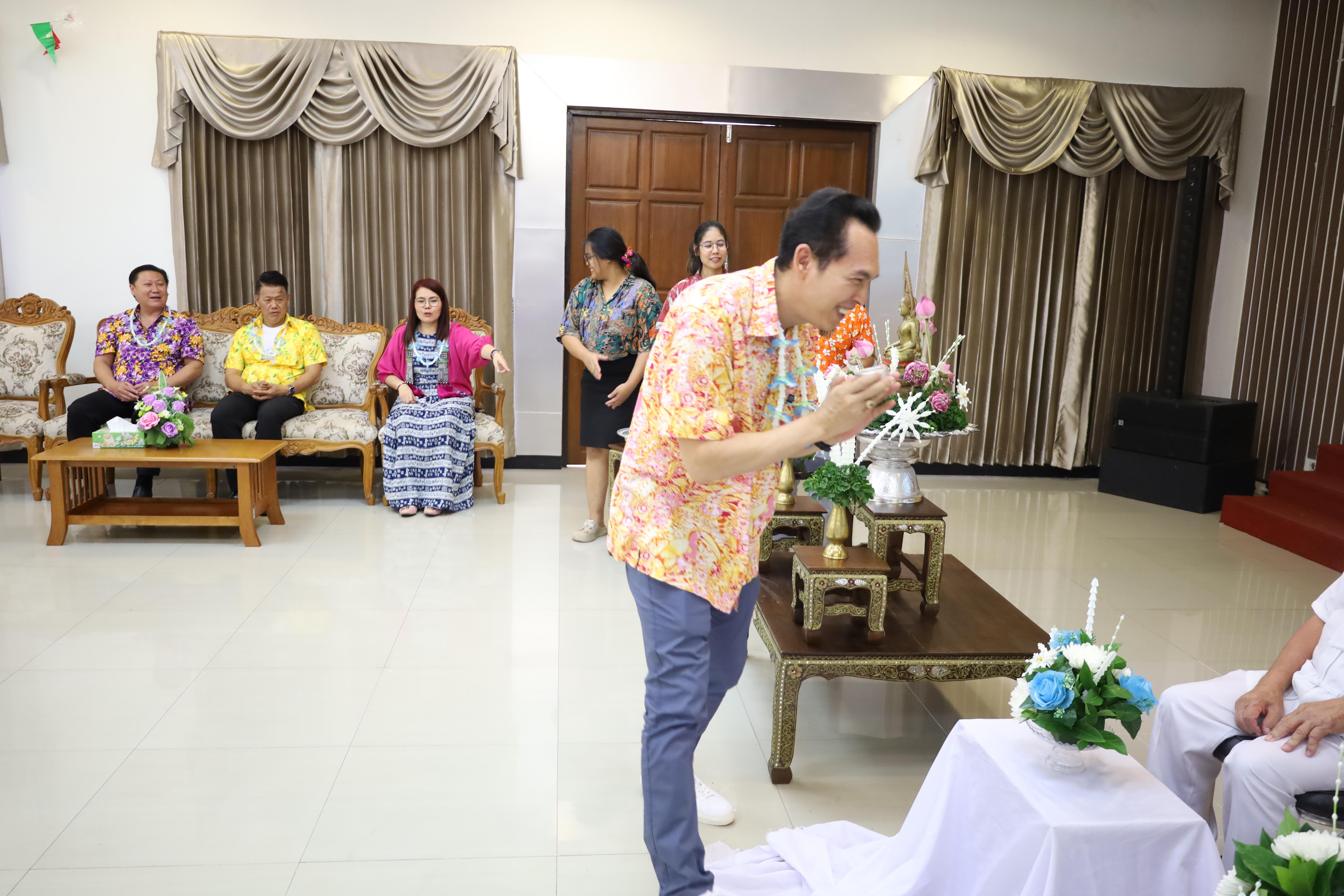 252. วันที่ 26 เมษายน 2568 สาขาการบริหารการศึกษา ได้จัดกิจกรรมรดน้ำดำหัวคณาจารย์ระดับบัณฑิตศึกษา ประจำสาขาการบริหารการศึกษา ณ ห้องประชุมครุร่มสัก 1 ชั้น 3 อาคารคณะครุศาสตร์